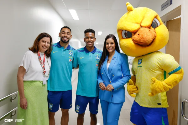 Jogadores e mascote da Seleção Brasileira visitam Hospital da Criança