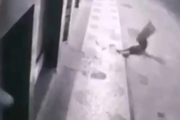 Ladrão escorrega do segundo andar e é atingido por televisão em BH