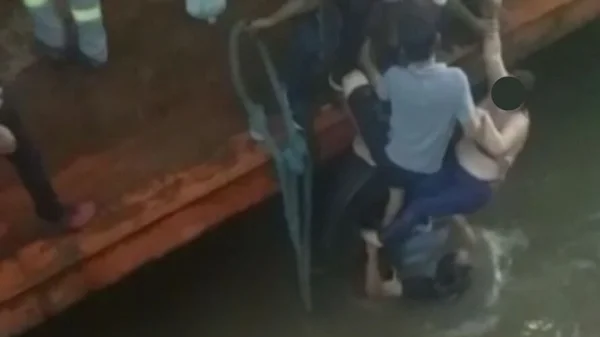 Mulher cai em rio ao tentar subir em balsa