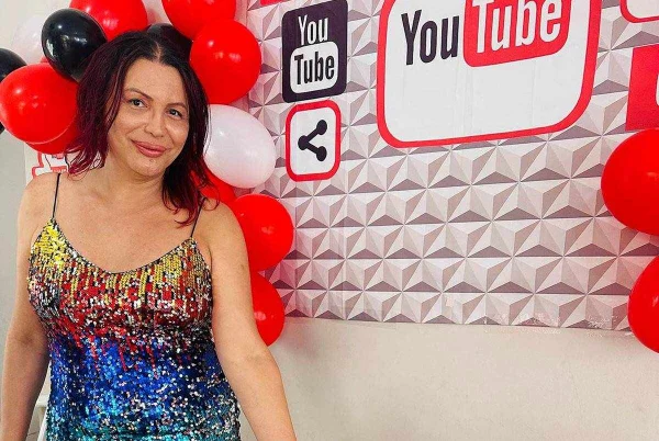 Foto colorida de Luisa Marilac em festa - Metrópoles