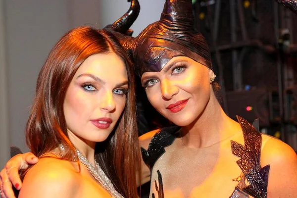 Em noite de Halloween, Isis Valverde arrasa com olhos claros