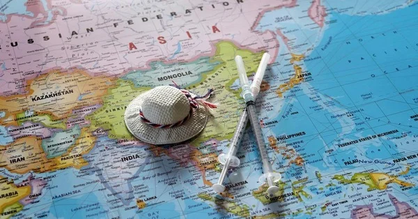 Pacotes de viagem internacionais incluem vacina contra a Covid-19. Entenda