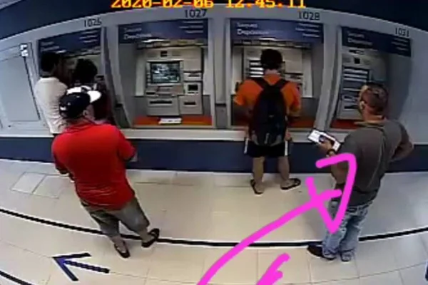Homem é preso por roubar deficiente auditivo em banco após oferecer ajuda