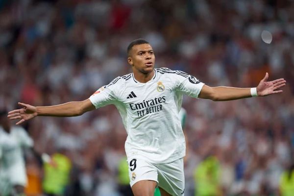 Imagem colorida de Mbappé com a camisa do Real Madrid - Metrópoles