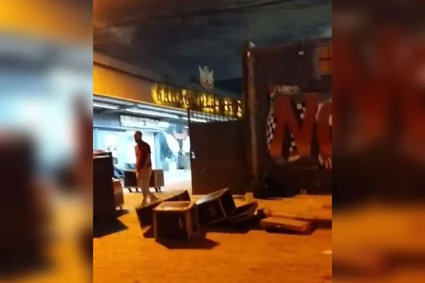 Imagem colorida de um homem jogando instrumentos musicais na rua - Metrópoles