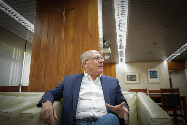 O vice-presidente, Geraldo Alckmin, fala sobre a morte do papa Francisco em entrevista ao Metrópoles, em seu gabinete, no Palácio do Planalto - Metrópoles