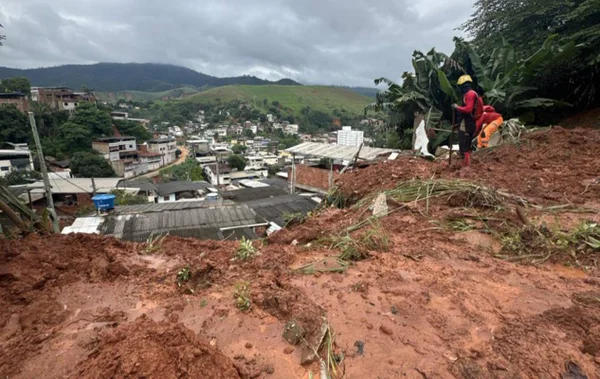 Trabalho de resgate após deslizamentos em Ipatinga (MG)