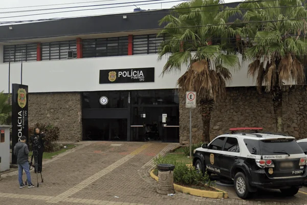 Imagem colorida da fachada da CPJ de Praia Grande, onde foi registrado o caso do corpo da mulher encontrado em mala - Metrópoles