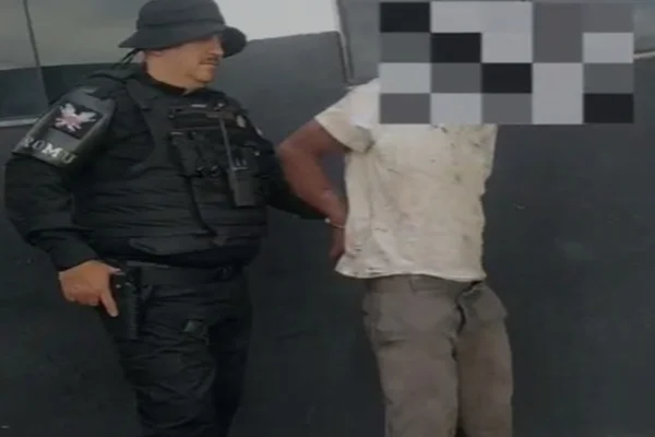 Homem pula muro pelado e tenta abusar de mãe e filha de 1 ano