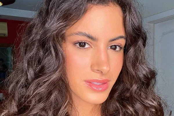 Modelo carioca celebra estreia em Pantanal e par com ator Renato Góes