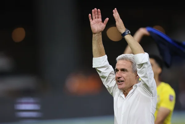 Imagem de Luís Castro com os braços levantados - Metrópoles
