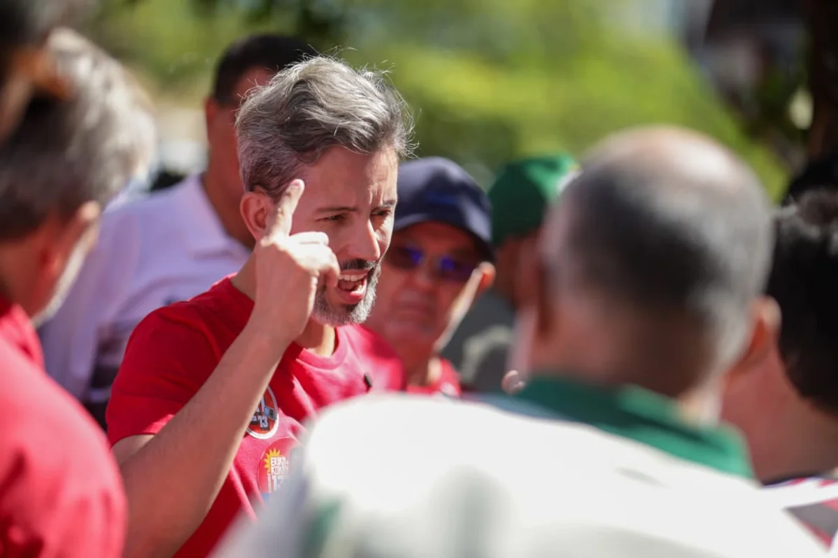Leandro Grassa faz campanha em assembleia dos rodoviários no Conic, mas vai embora antes da reunião do sindicato.
Leandro Grassa faz campanha em assembleia dos rodoviários no Conic, mas vai embora antes da reunião do sindicato.