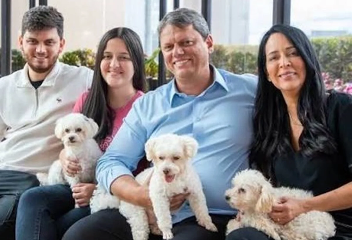 Tarcísio de Freitas ao lado da esposa, dos dois filhos e dos cachorros da família no Palácio dos Bandeirantes Tarcísio de Freitas ao lado da esposa, dos dois filhos e dos cachorros da família no Palácio dos Bandeirantes
