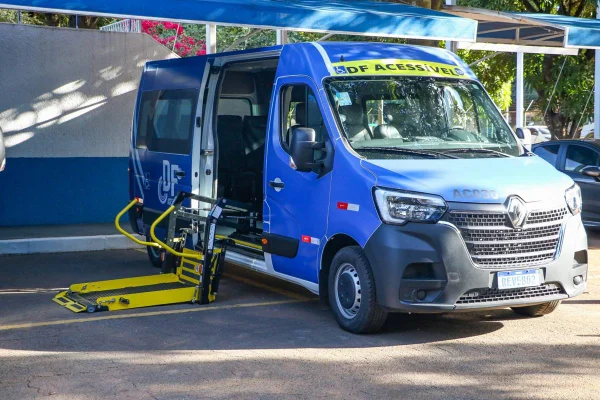 Van azul adaptada para passageiros com mobilidade reduzida