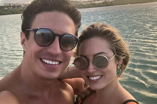 Ex-BBB Jéssica termina namoro com DJ, mas não deixa a coroa cair