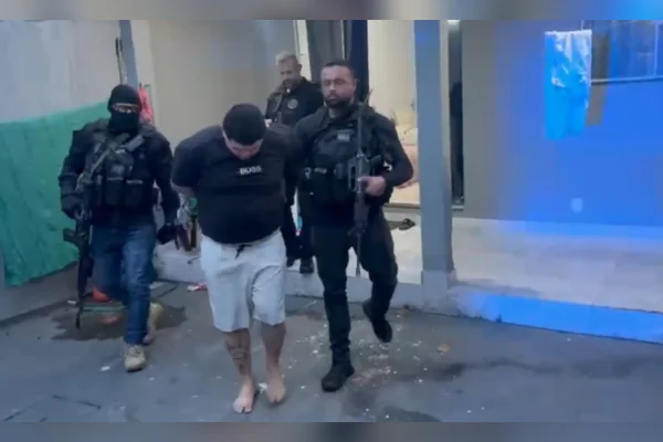 “Puxador de guerra” de milícia usa farda da PCERJ em ataque ao CV e é preso