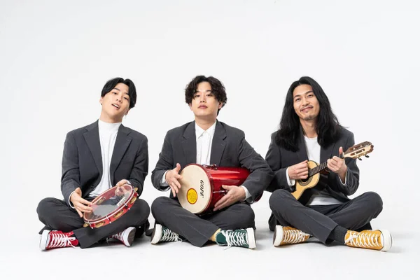 Sebeen, Wontae e Jundo formam o grupo de pagode moderno tell a tale