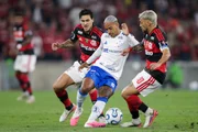 Pedro e Arrascaeta, do Flamengo, pressionam Matheus Pereira, do Cruzeiro Pedro e Arrascaeta, do Flamengo, pressionam Matheus Pereira, do Cruzeiro