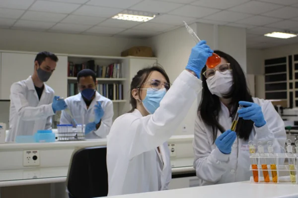 Imagem colorida de pesquisadores em laboratório - Metrópoles