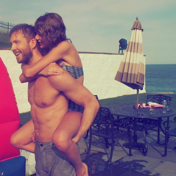 Fã pede para tirar foto com casal Taylor Swift e Calvin Harris e consegue a foto mais engraçada