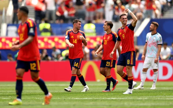 Jogadores da Espanha comemoram gol diante da Bélgica na Copa do Mundo