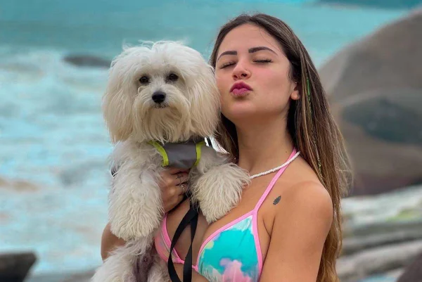 Vídeo. Influenciadora divide opiniões ao compartilhar garfo com cão
