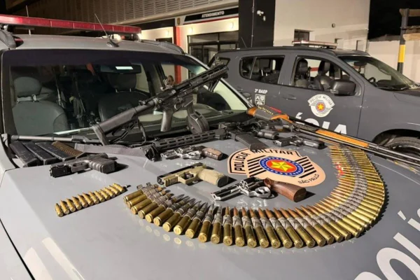 Imagem colorida mostra armas encontradas com homem em dois imóveis no litoral paulista - Metrópoles
