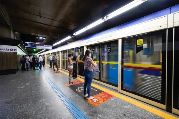 Imagem colorida mostra plataforma da estação Jabaquara do Metrô de São Paulo, que vai ter o nome alterado pelo governo - Metrópoles