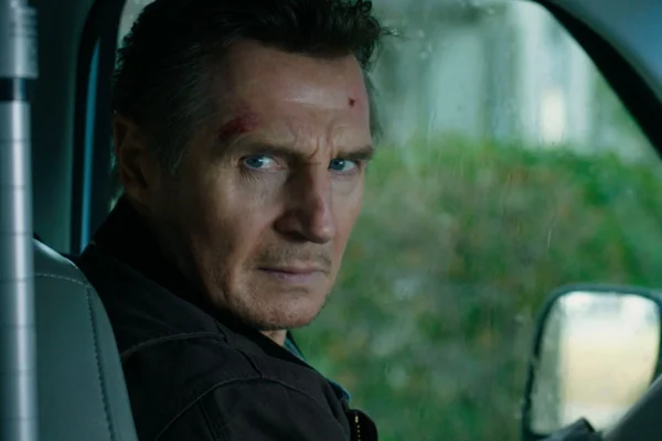 Liam Neeson choca a web ao aparecer de minissaia em teaser de filme