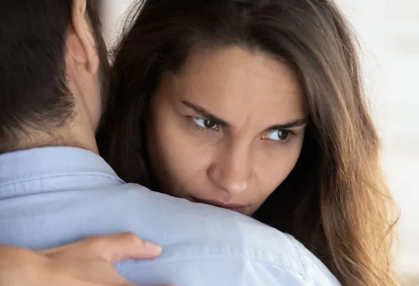 Mulher abraçando uma pessoa- Metrópoles