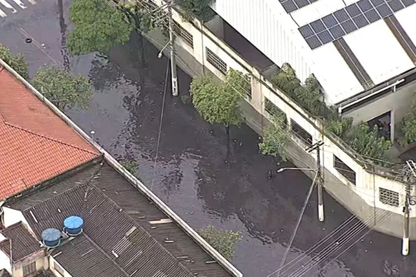 Imagem aérea colorida mostra rua alagada com água de cor marrom. Não há pedestres ou carros passando - Metrópoles