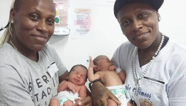 Pepê posta foto com os filhos gêmeos e com a madrinha Neném