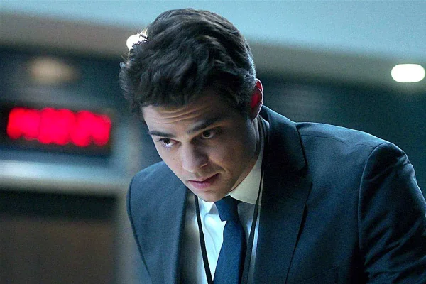 Imagem colorida de Noah Centineo - Metrópoles