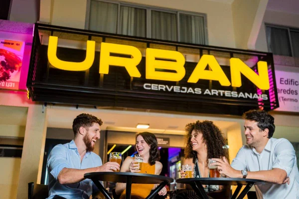 Primeira mulher mestre cervejeira do DF cria marca artesanal da bebida