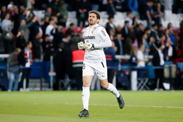 Goleiro dá soco em porta e fratura o dedo após treta com técnico