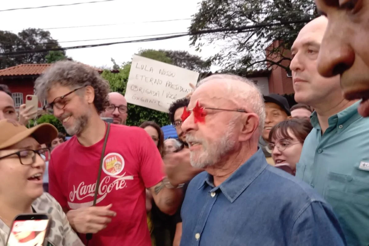 Presidente Lula cumprimenta apoiadores neste domingo (25/10)em São Paulo Presidente Lula cumprimenta apoiadores neste domingo (25/10)em São Paulo