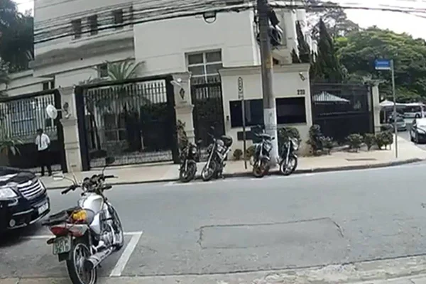 Imagem de câmera de segurança em local onde quadrilha da falsa entrega aplicou golpe - Metrópoles