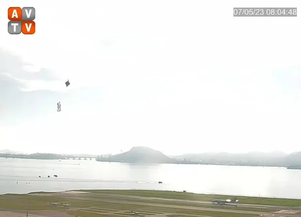 Avião atrapalha aterrissagem no Rio / Metrópoles