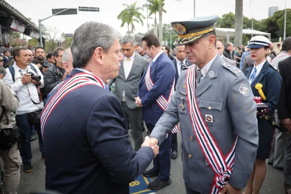 Foto colorida de Foto colorida de Tarcísio de Freitas (Republicanos) e do Comandante-Geral da PM Cel José Augusto Coutinho