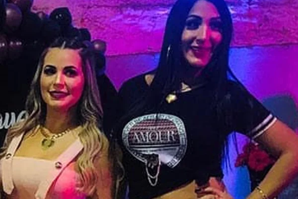 Deolane Bezerra e Dayanne Bezerra posam juntas e sorridentes - Metrópoles