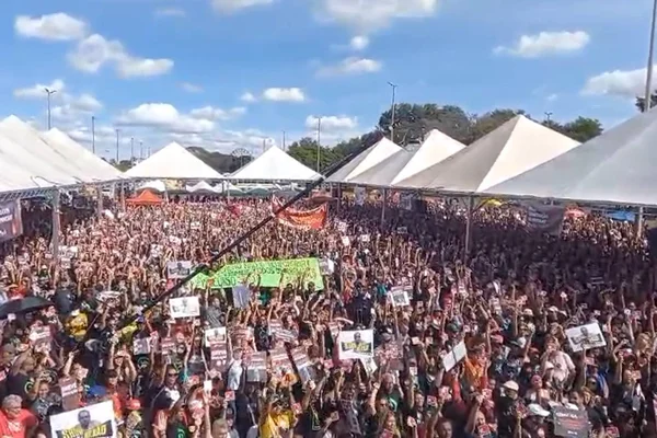 Em assembleia, professores da rede pública do DF decidem manter greve