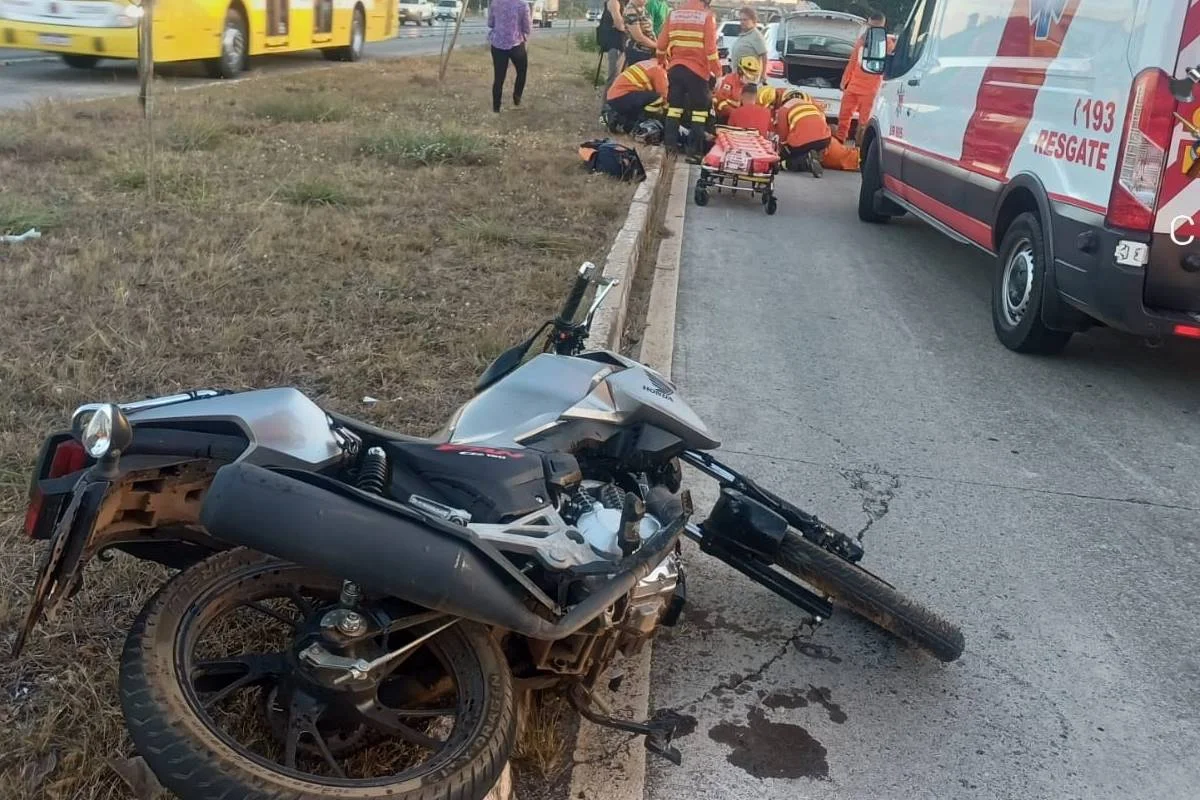 O motociclista que ficou ferido apresentava diversas escoriações e sinais de traumatismo cranioencefálico O motociclista que ficou ferido apresentava diversas escoriações e sinais de traumatismo cranioencefálico