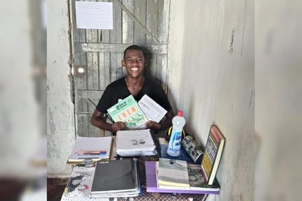 Matheus em casa onde estudava