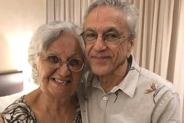 foto colorida de senhora idosa e caetano veloso - metrópoles