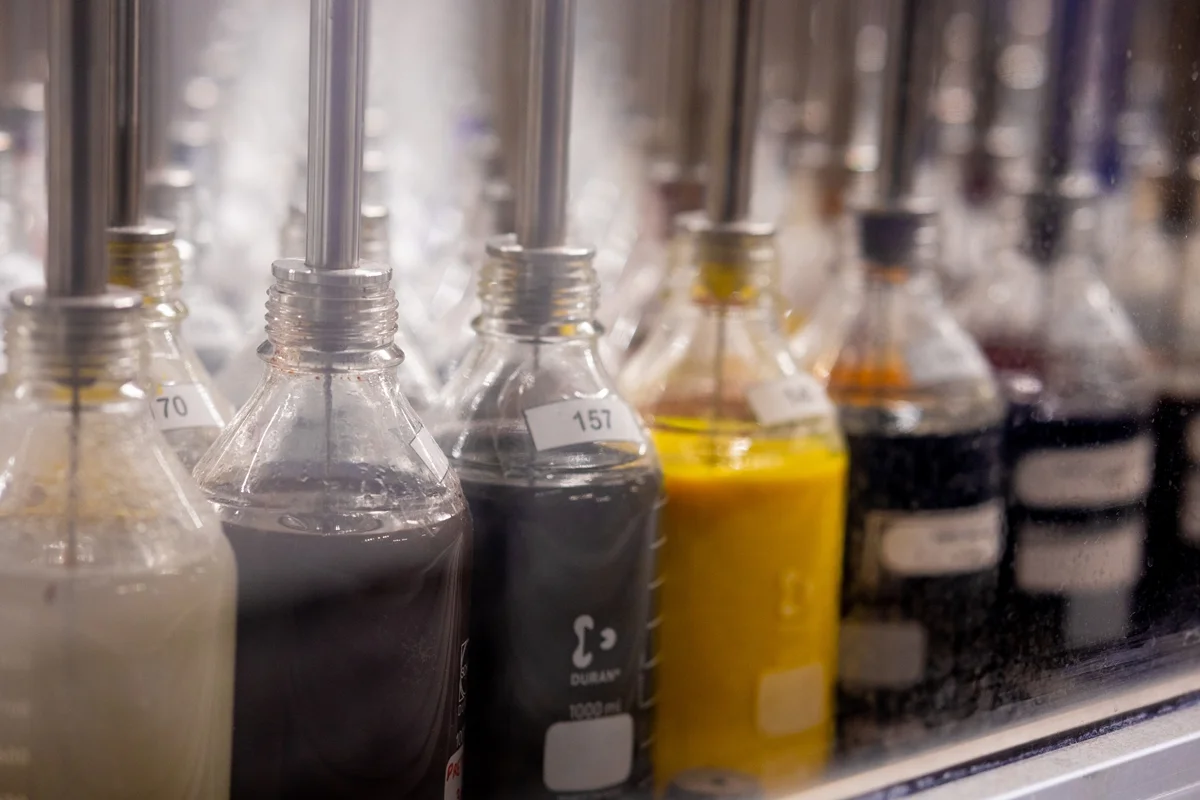 Diversos tipos e composições de tecidos e malhas podem ser tingidos na fábrica Diversos tipos e composições de tecidos e malhas podem ser tingidos na fábrica