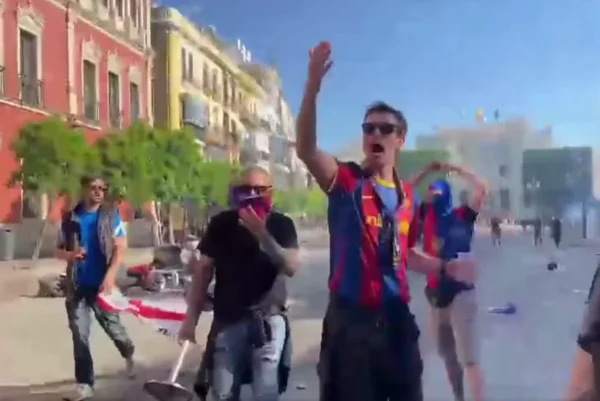 Foto colorida de torcedor do Barcelona em confusão - Metrópoles