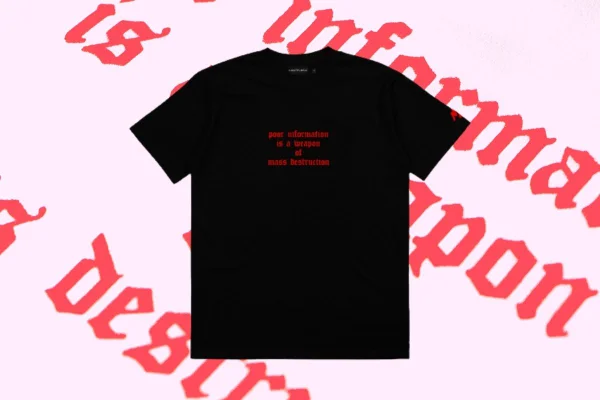 Camiseta "Poor information is a weapon of mass destruction", da marca Mutuka