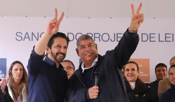 Fotografia mostra Ricardo Nunes e Milton Leite fazendo o sinal de "dois" com os dedos indicador e médio - Metrópoles
