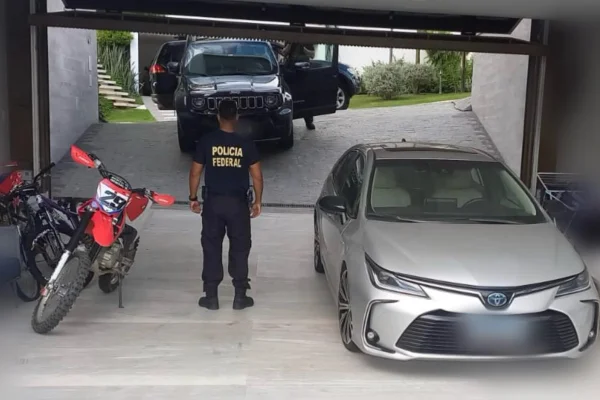Traficantes ganham R$ 11,5 mi enviando famílias falsas ao exterior