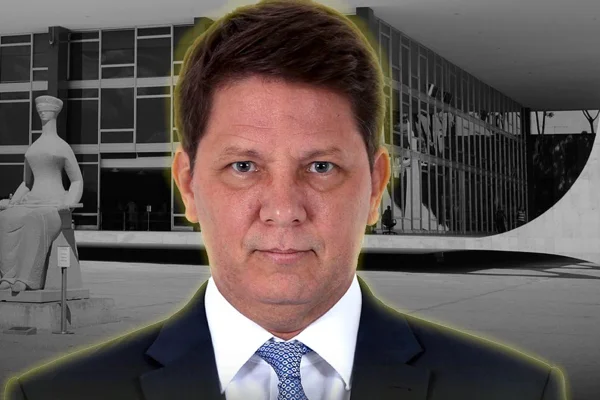 Mario Frias posa sério para as redes sociais - Metrópoles